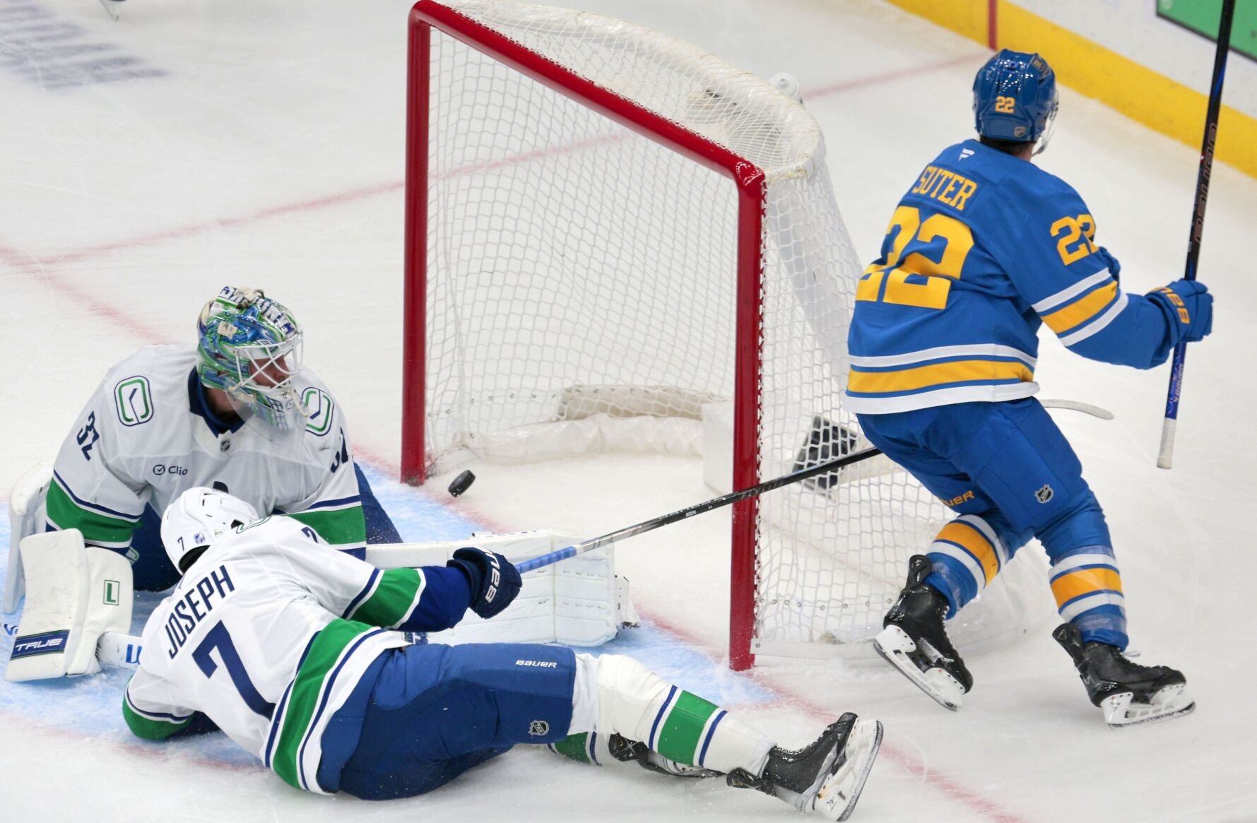 最新杏吧原创 Blues fall 4-3 to the Vancouver Canucks in shootout